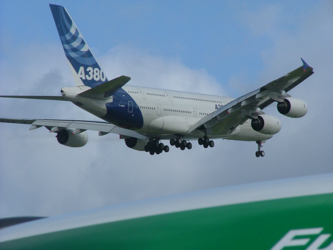 Airbus A380 im Tiefflug