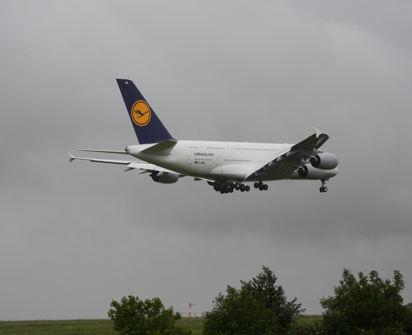 Airbus A380 kurz vor der Landung in VIE