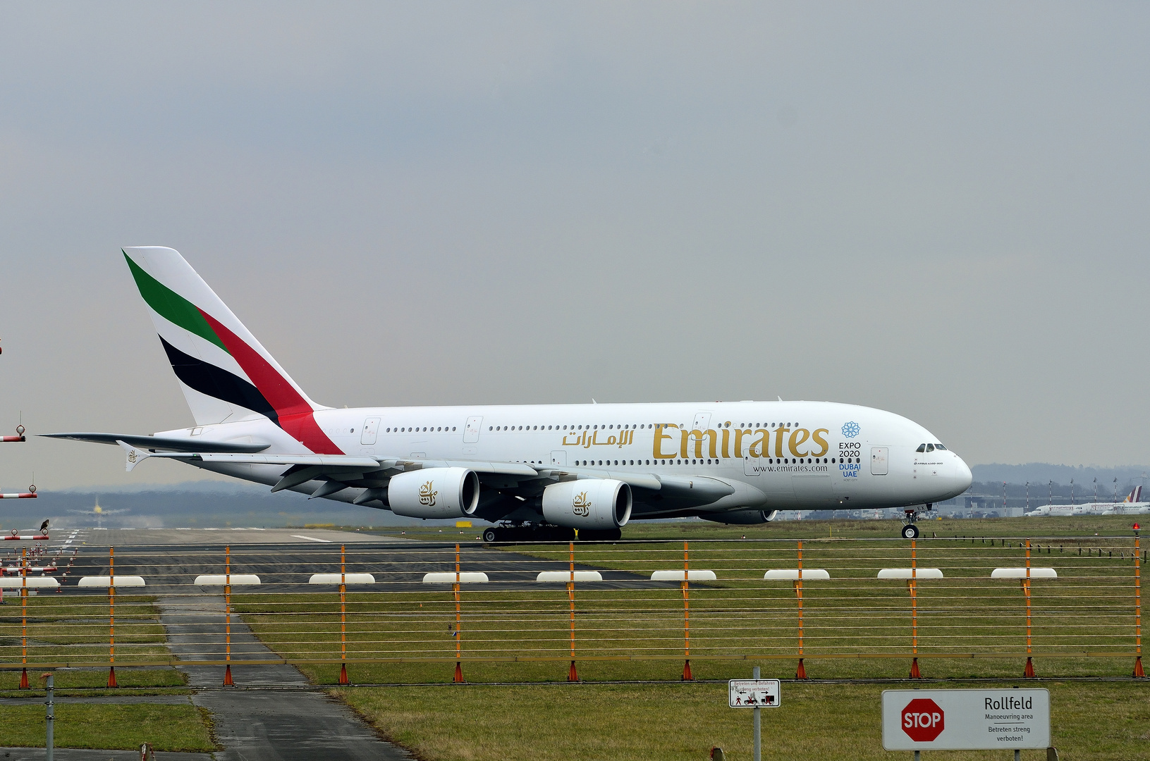 Airbus A380 nach der Landung am Flughafen Düsseldorf