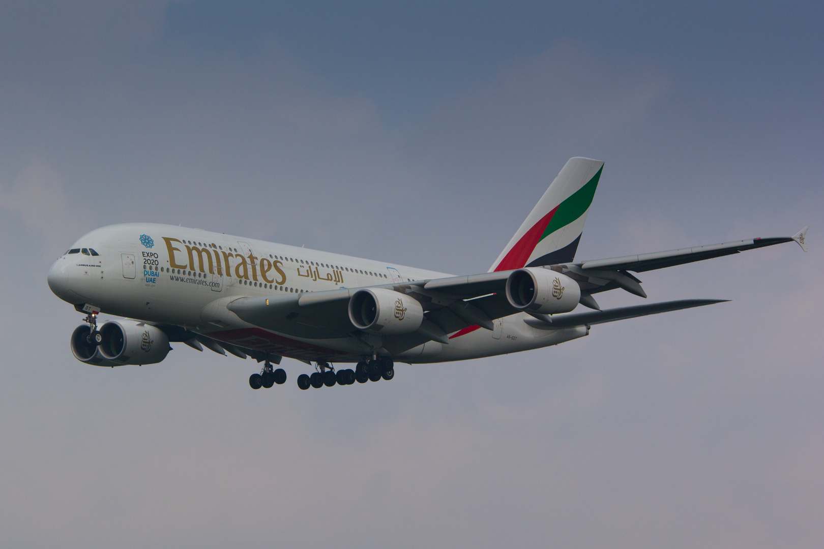 Airbus A380 von Emirates beim Landeanflug in Frankfurt