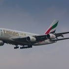 Airbus A380 von Emirates beim Landeanflug in Frankfurt