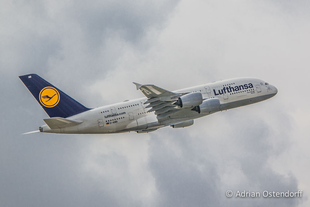 Airbus A380 von Lufthansa beim Start am Flughafen Frankfurt