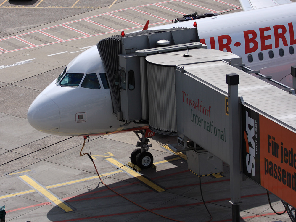 Airbus der Air Berlin (LTU) am Dockinggate