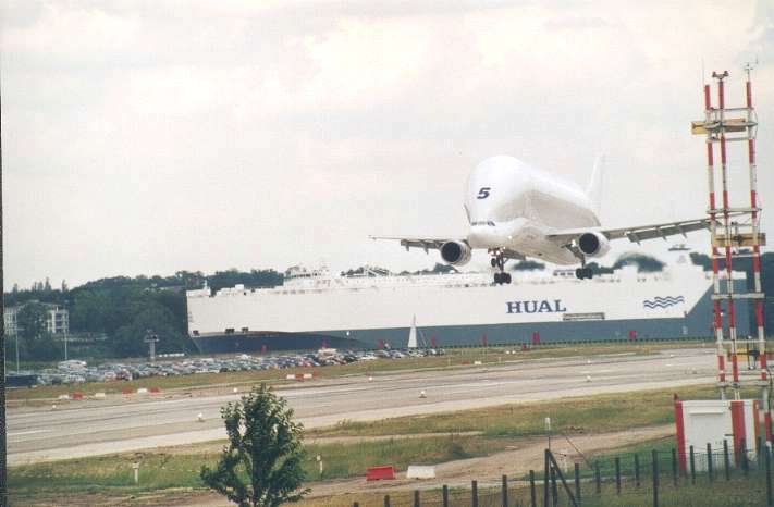 Airbus-Frachtflugzeug "BELUGA" im Anflug - Finkenwerder