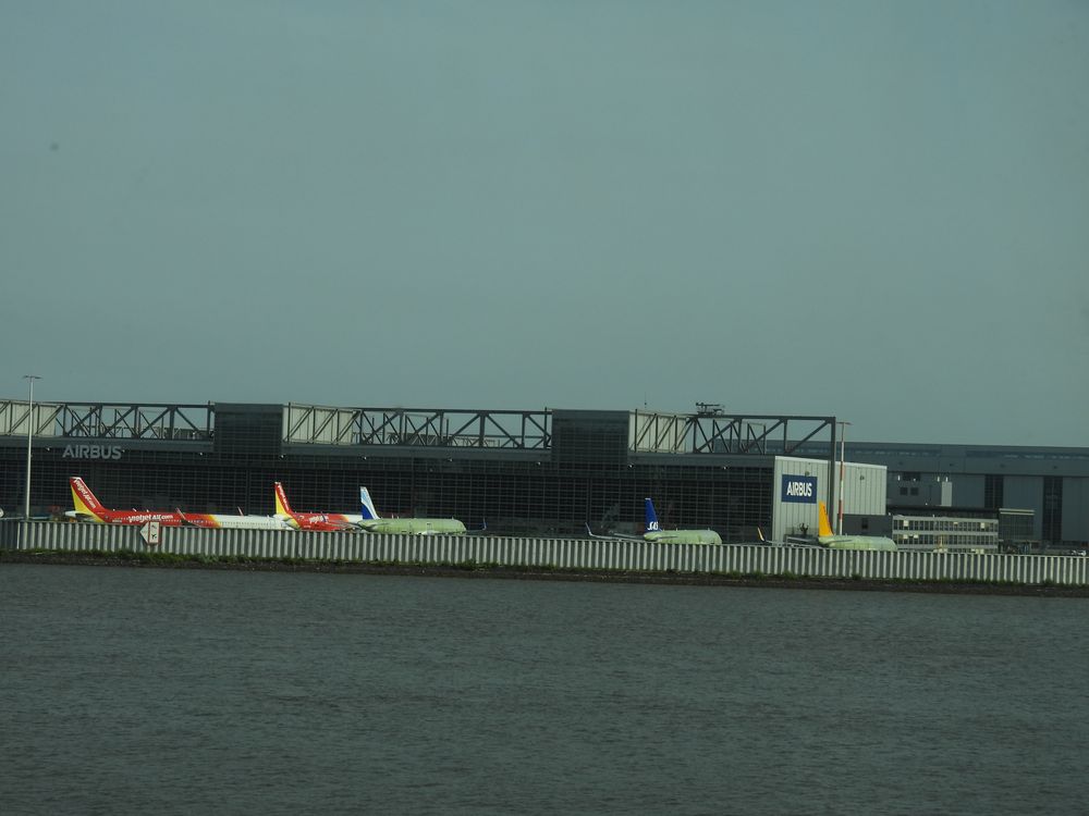 Airbus von der Elbe aus gesehen