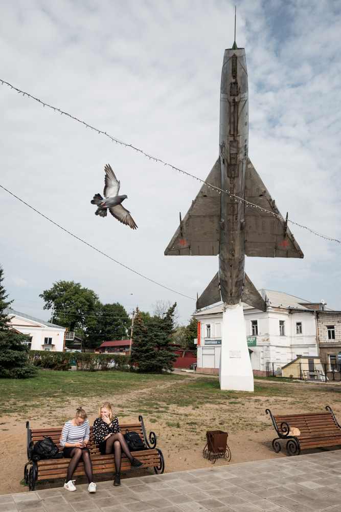 Aircraft monument and a pigeon