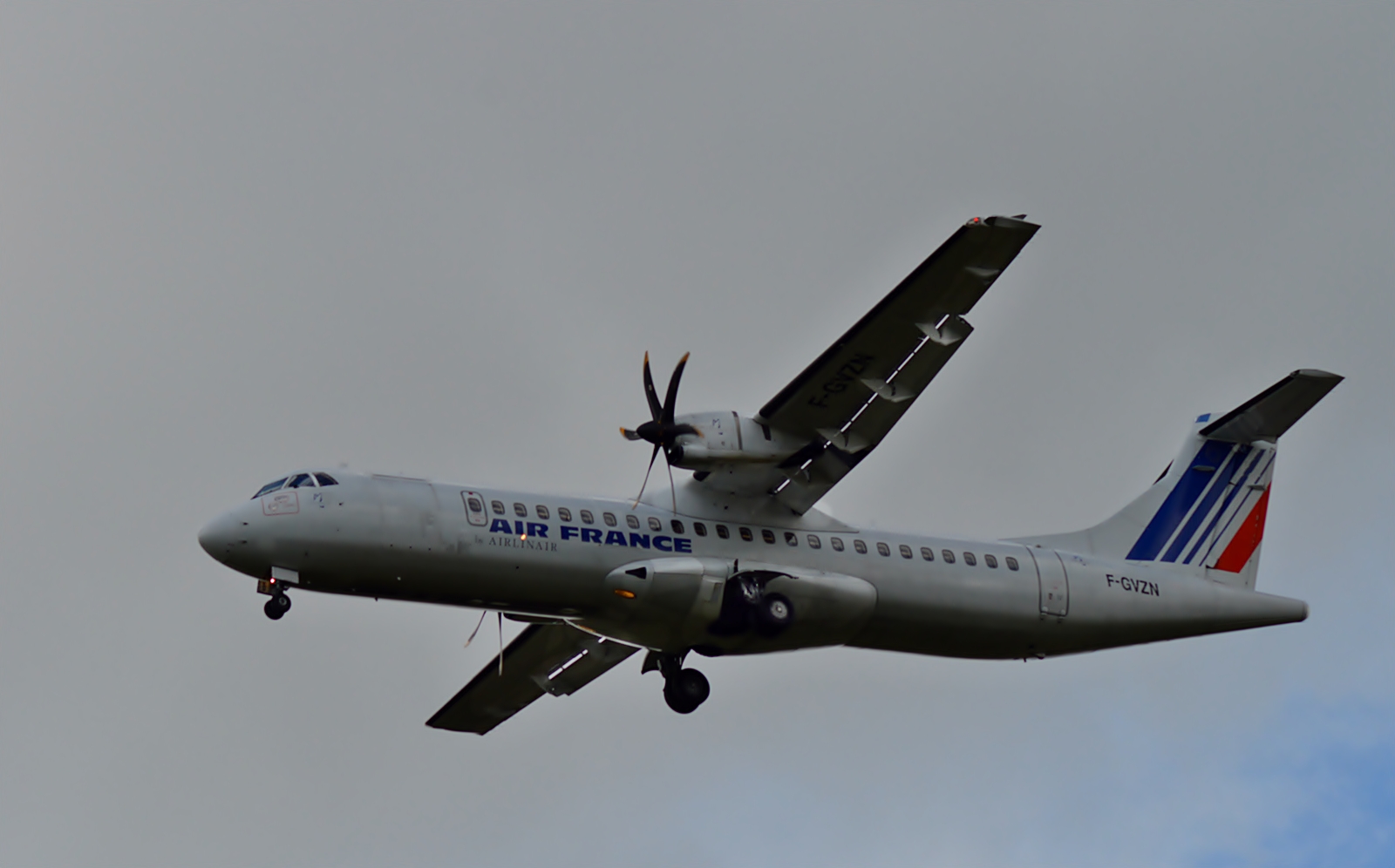Airlinair ATR 72-500 im Anflug ...
