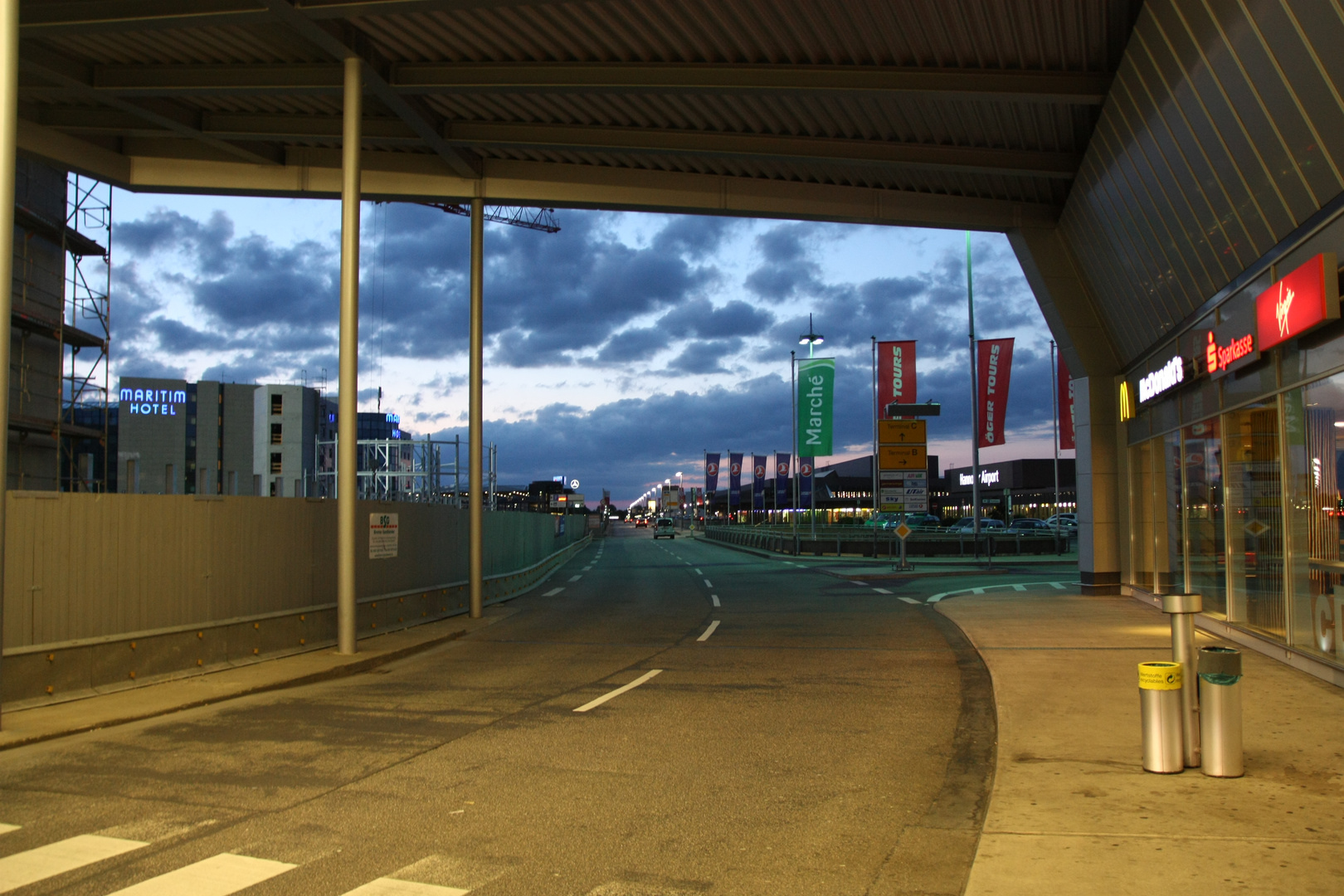 Airport Hannover bei Sonnenaufgang