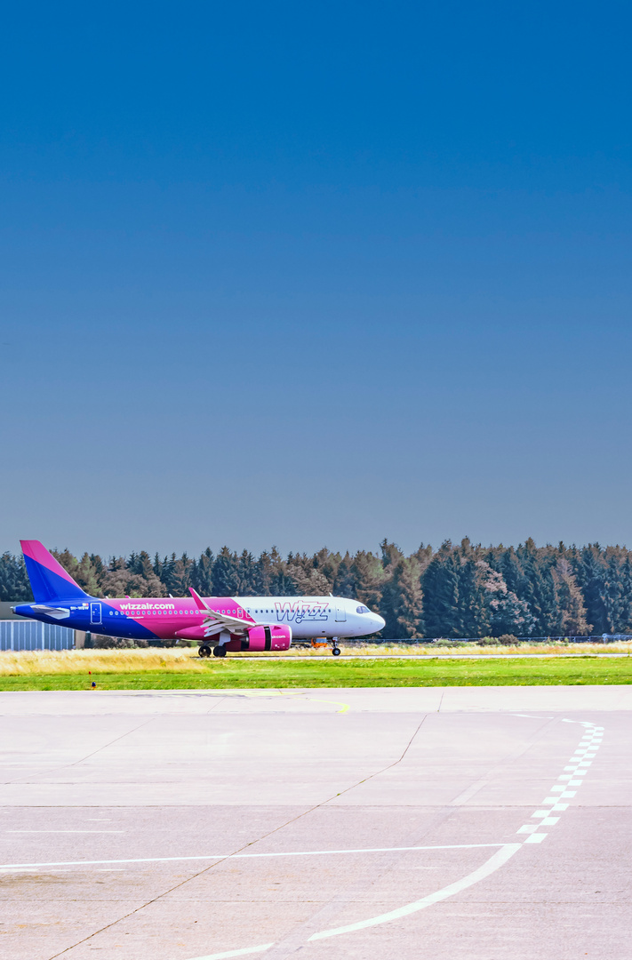 AIRPORT MEMMINGEN : TOUCHDOWN WIZZAIR W4268 FROM NIS - SERBIA