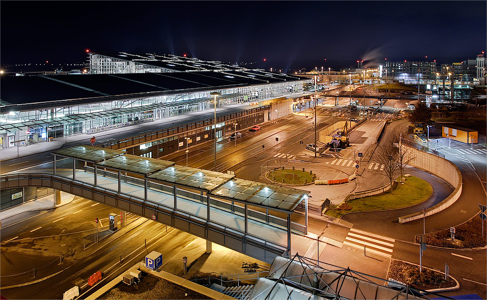 Airport Stuttgart at Night (kurz bevor der Ansturm beginnt)