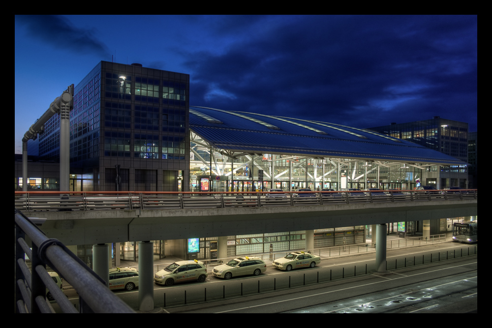 Airportplaza zur blauen Stunde