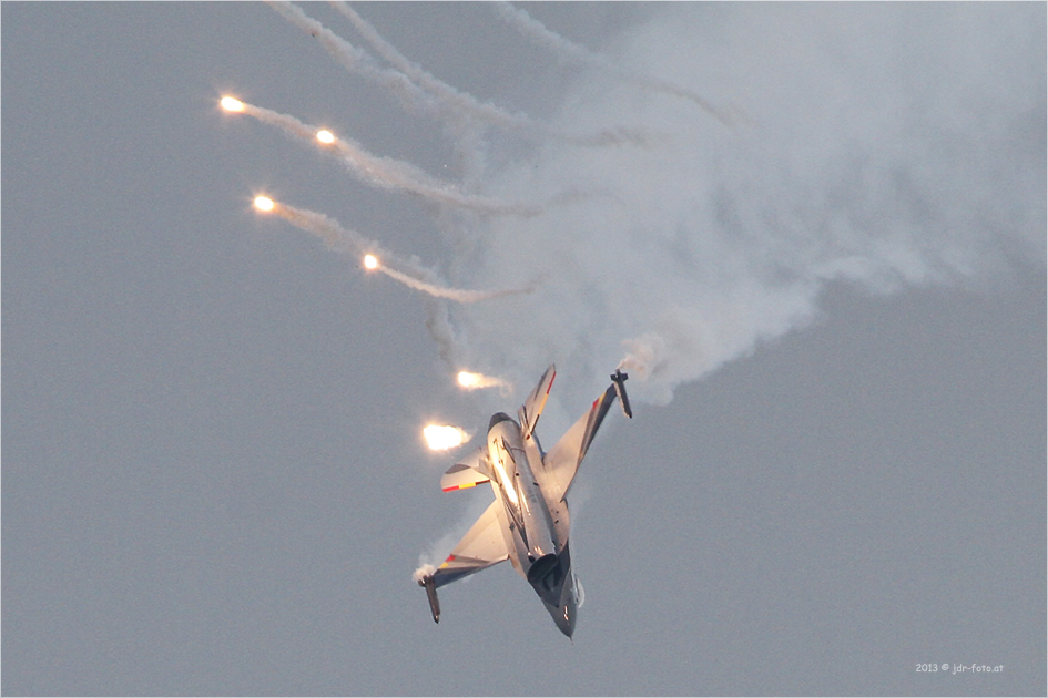 AirPower 2013 - Zeltweg - F16 - Flares