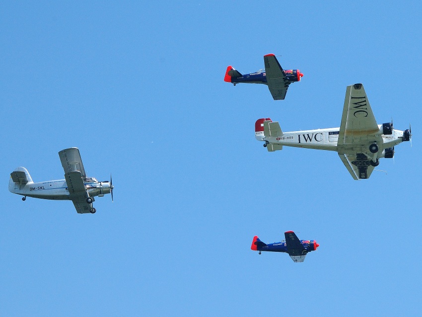 Airshow in Oppenheim - JU 52 mit 2 mal T-6 und einer Antonov 2