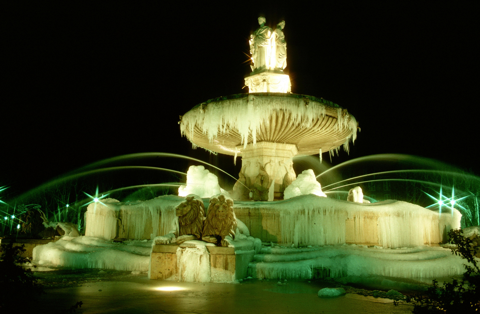 Aix en Provence ,la Rotonde , par une nuit glaciale..