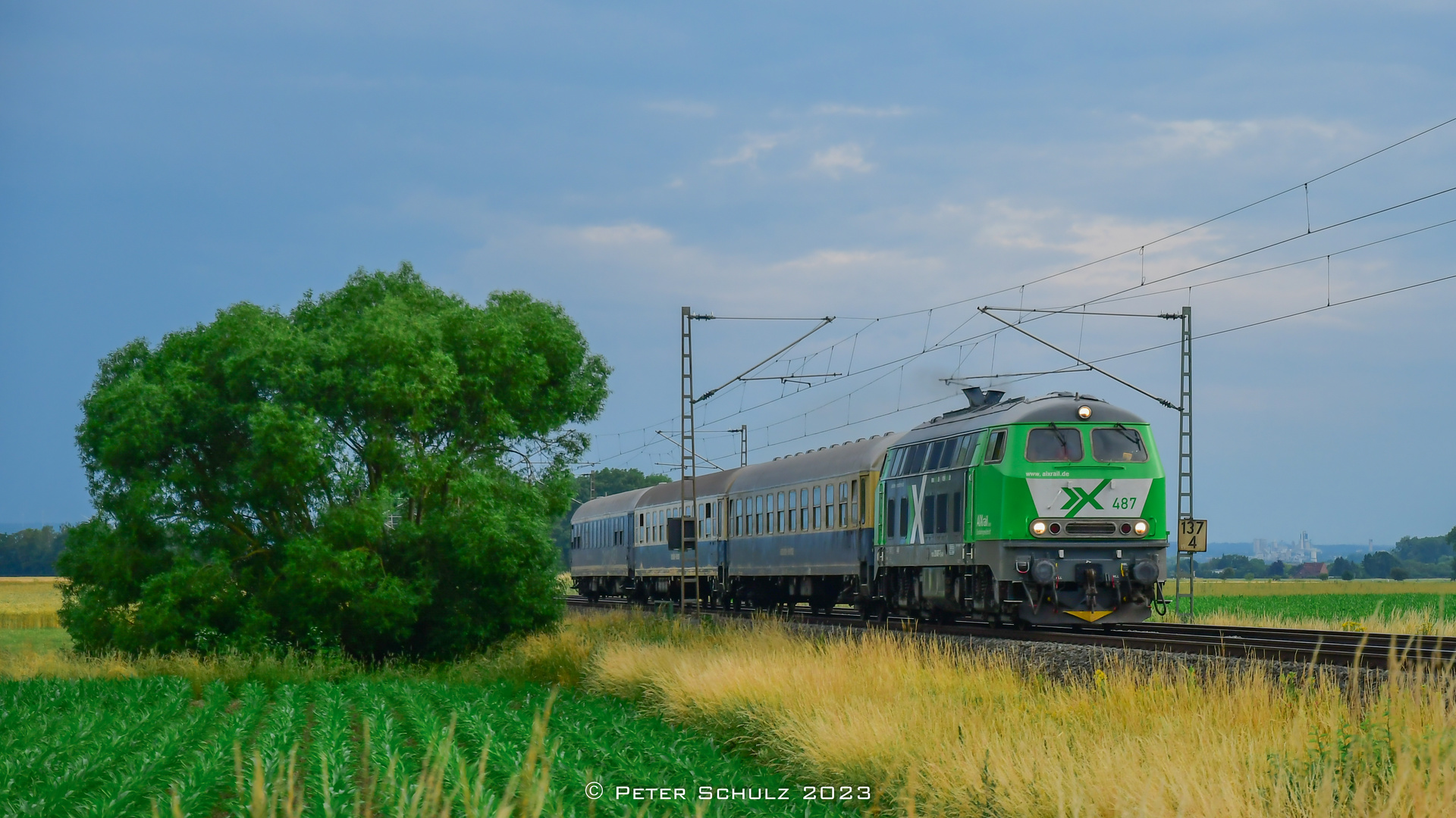 Aixrail 218 487 mit kurzem Wagenpark