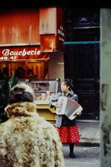 Akkordeonistin in einer Seitenstraße in Paris........