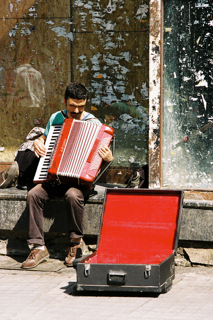 Akkordeonspieler in Beyoglu, Istanbul