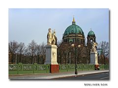 Akkordeonspielerin am Berliner Dom ...