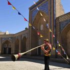 Akrobat spielt ein traditionelles Musikinstrument in Khiwa