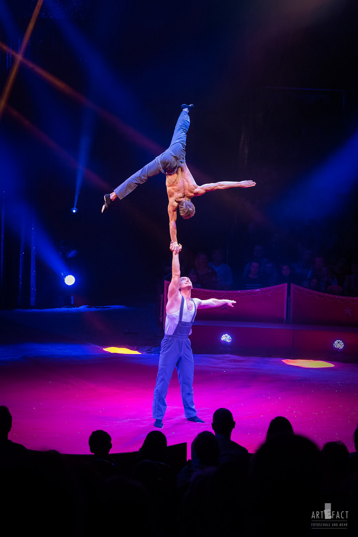 Akrobaten Foto & Bild | zirkus, menschen, streetfotografie Bilder auf