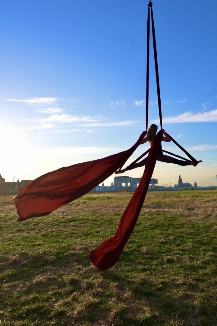 Akrobatin vor Köln Panorama