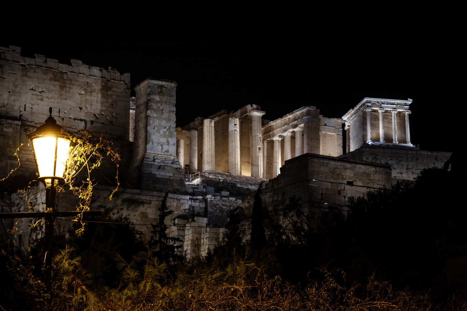 Akropolis von Athen bei Nacht