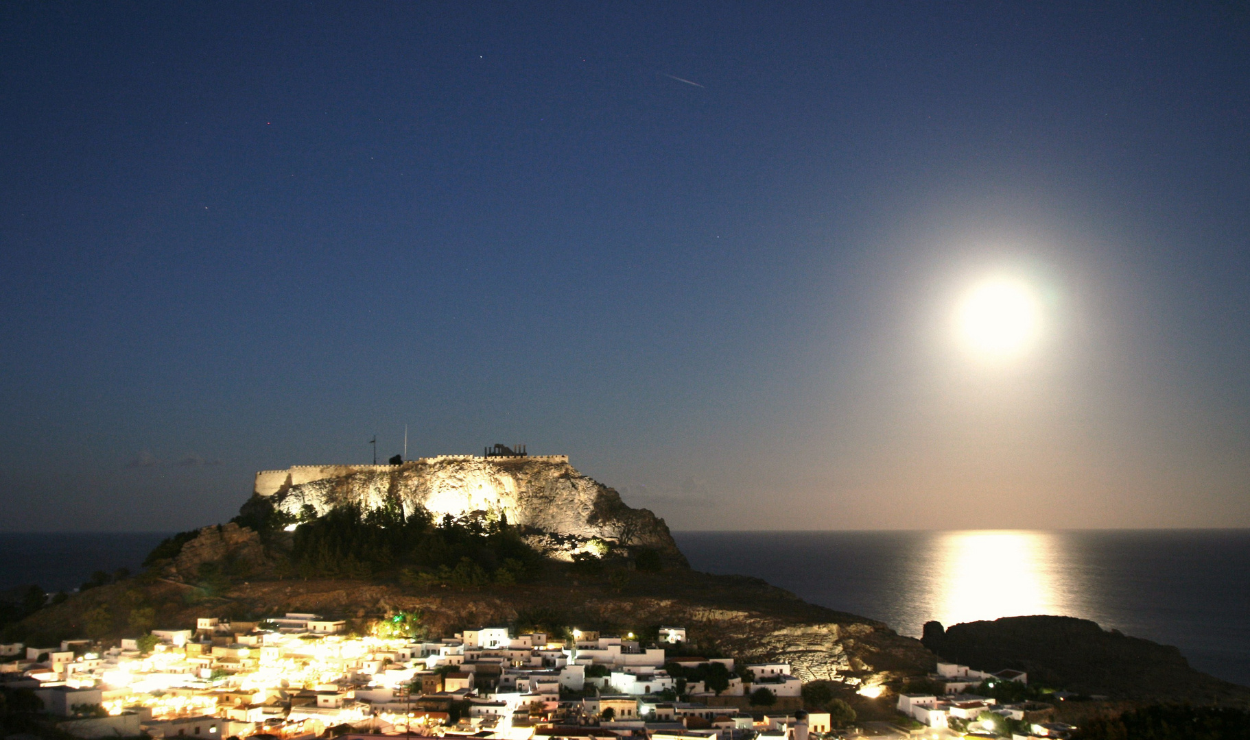 Akropolis von Lindos und Lindos bei Nacht