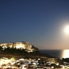 Akropolis von Lindos und Lindos bei Nacht