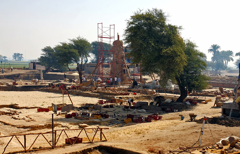 Aktuelle Ausgrabungen hinter den Memnon-Kolossen / Theben West (1)