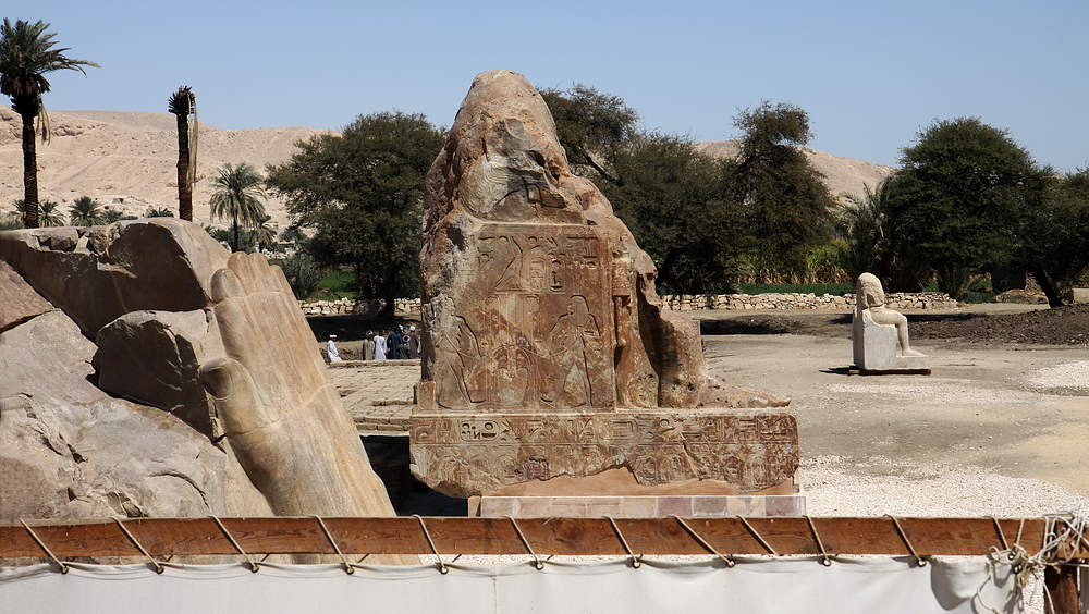 Aktuelle Ausgrabungen hinter den Memnon-Kolossen / Theben West (2)