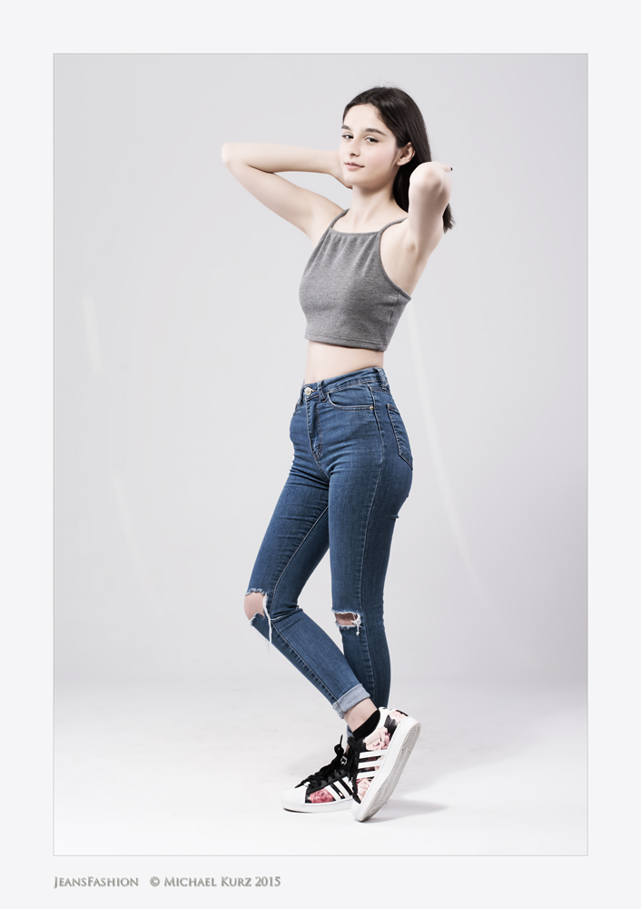"aktuelle Jeansmode für Girlies" (HighKey) © Michael Kurz 2015