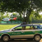 Aktuelle Polizeitechnik: Hubschrauber mit Leasingstreifenwagen von NRW