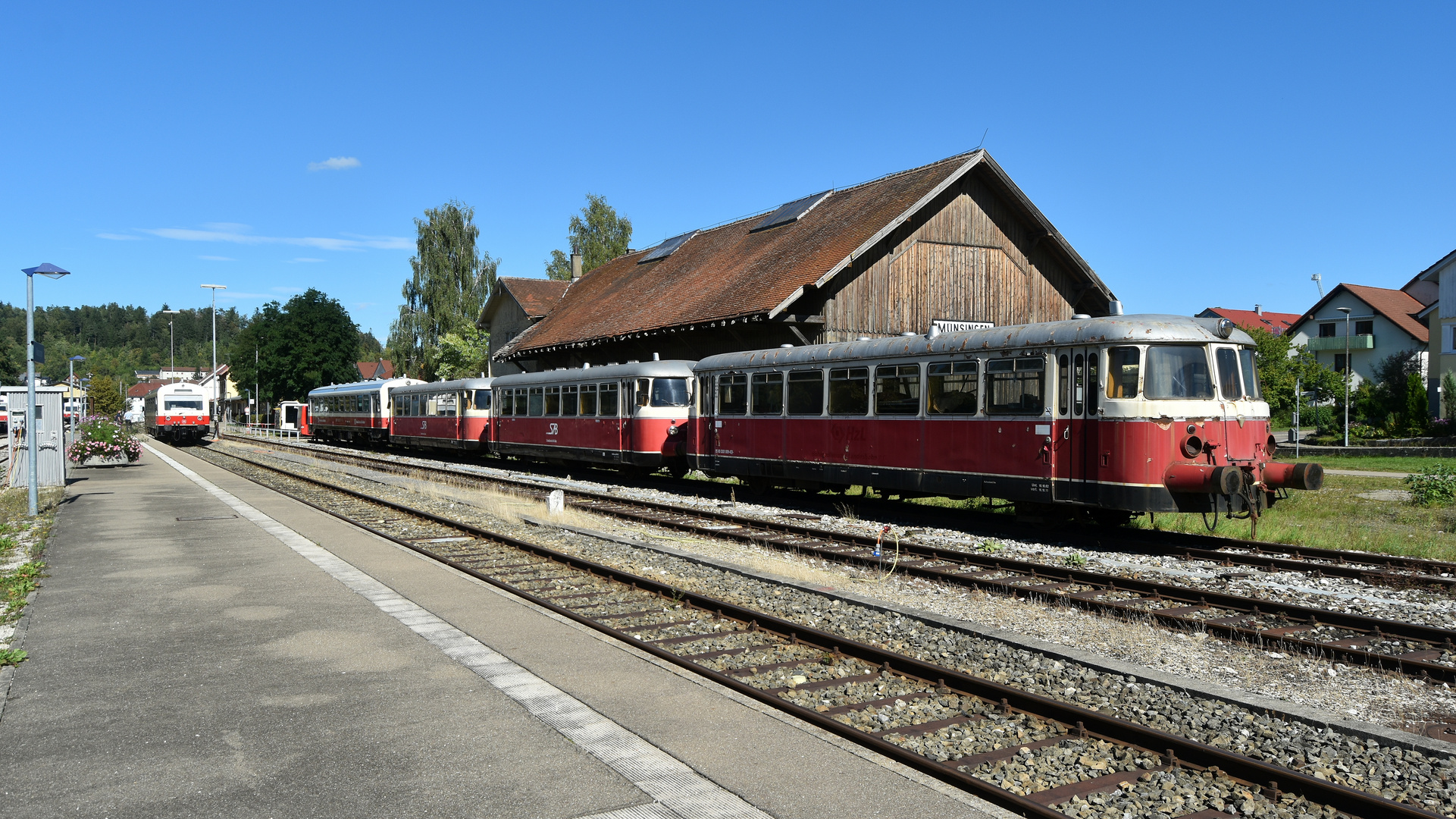 Aktuelle und historische Triebwagen auf der SAB im Bf Münsingen 20.9.2023