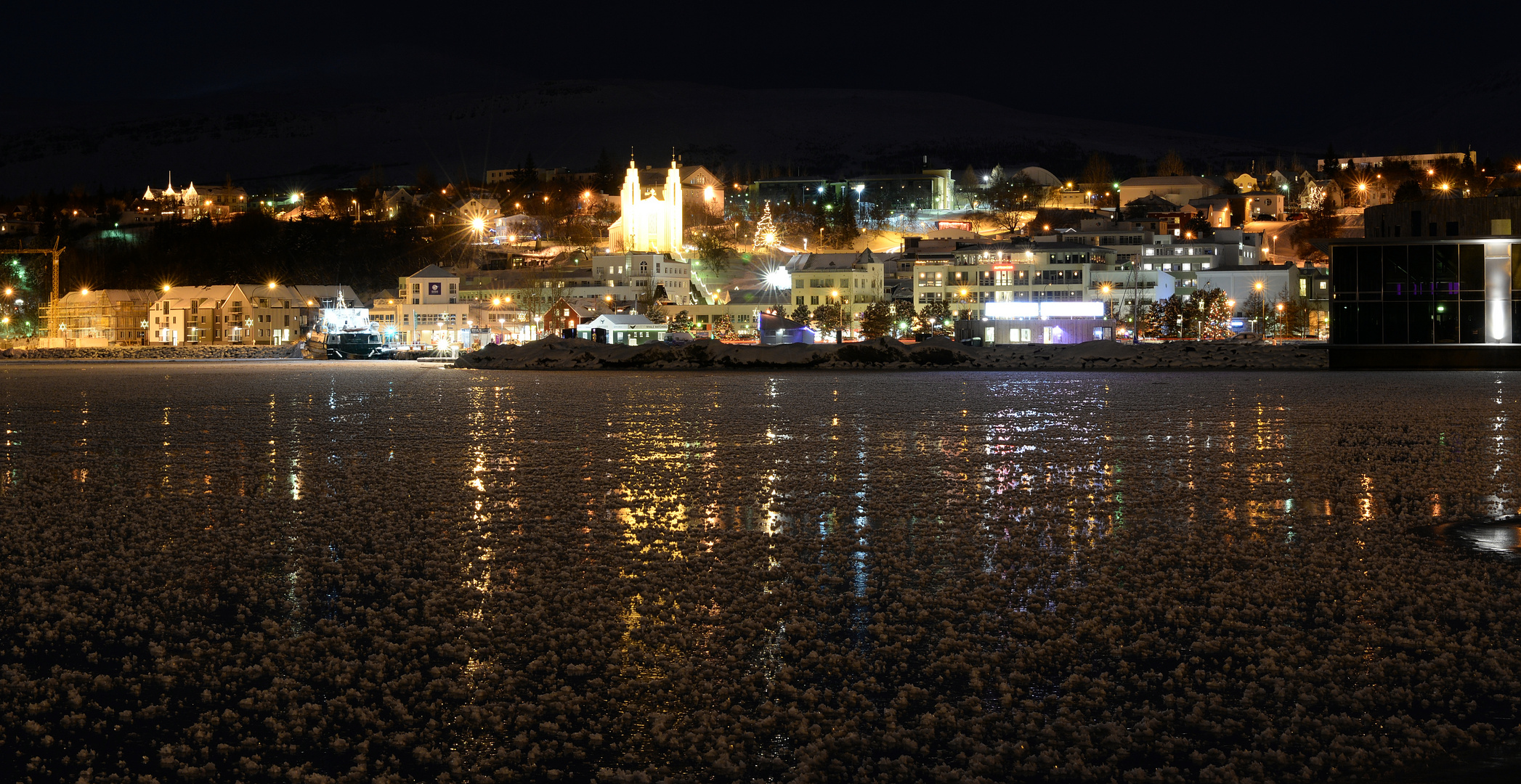 Akureyri bei Nacht