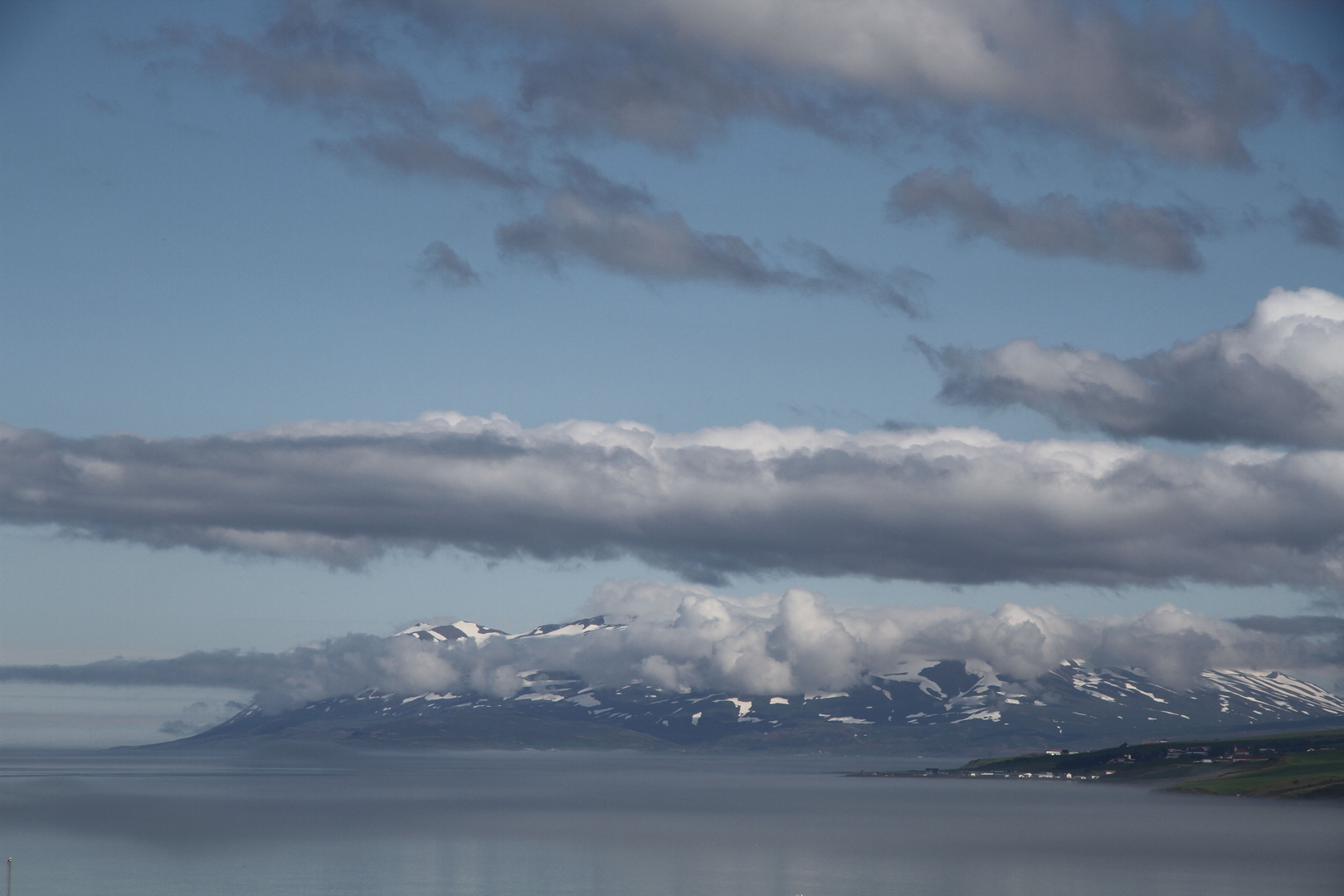 Akureyri im Nebel