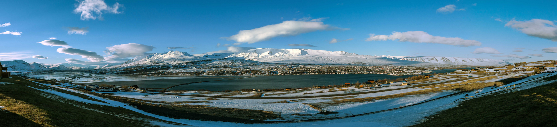 Akureyri im winterlichen Sonnenaufgang