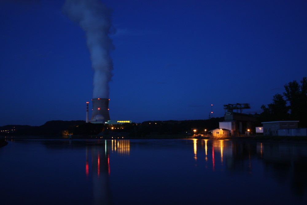 AKW bei Nacht