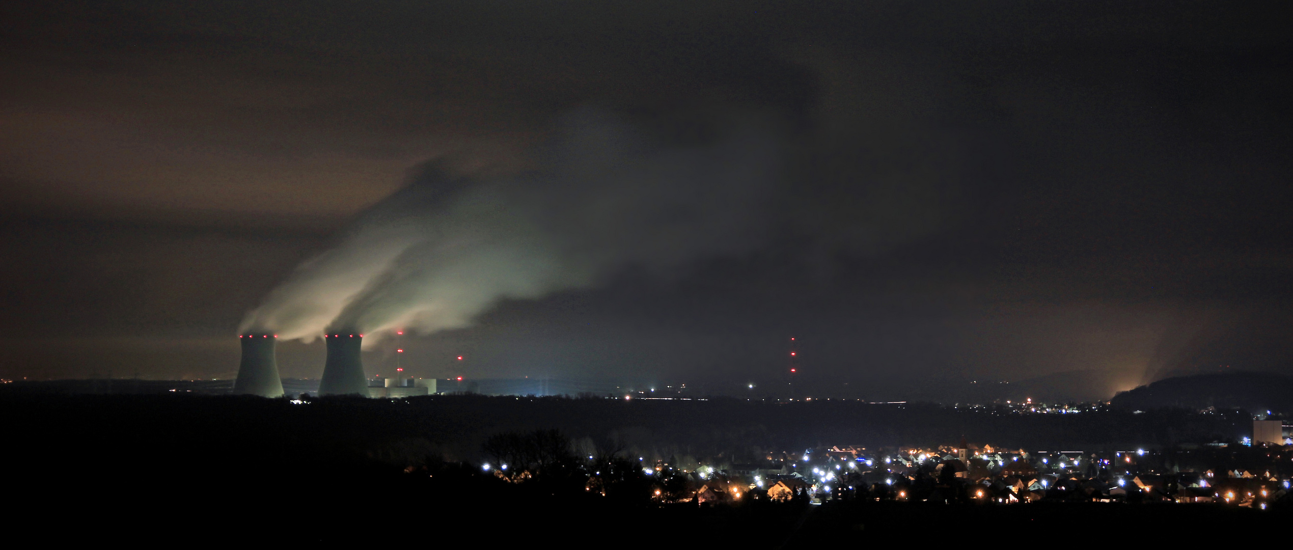 AKW KKW Kernkraftwerk Atomkraftwerk Gundremmingen bei Günzburg bei Nacht