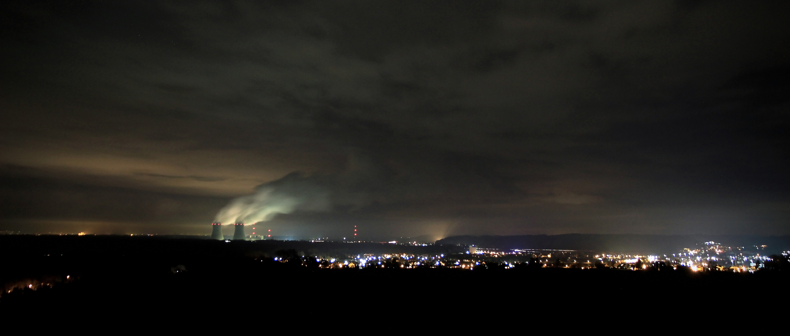 AKW KKW Kernkraftwerk Atomkraftwerk Gundremmingen bei Günzburg, nachts