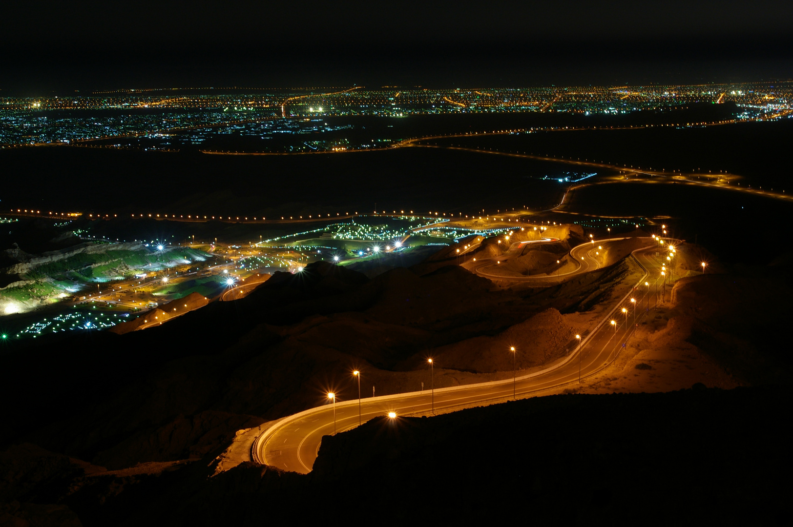 Al Ain bei Nacht - aufgenommen vom Jebel Hafeet