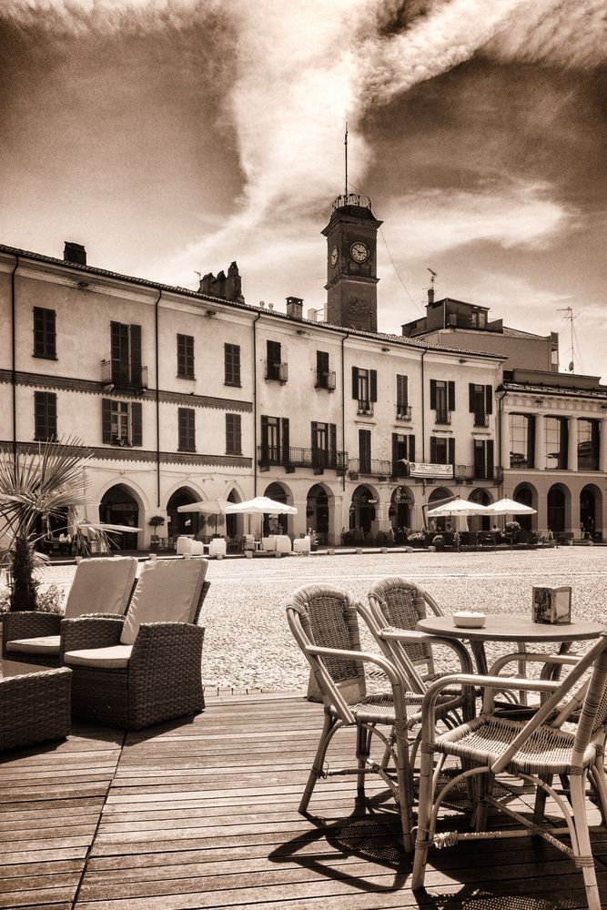 Al bar in piazza Cavour