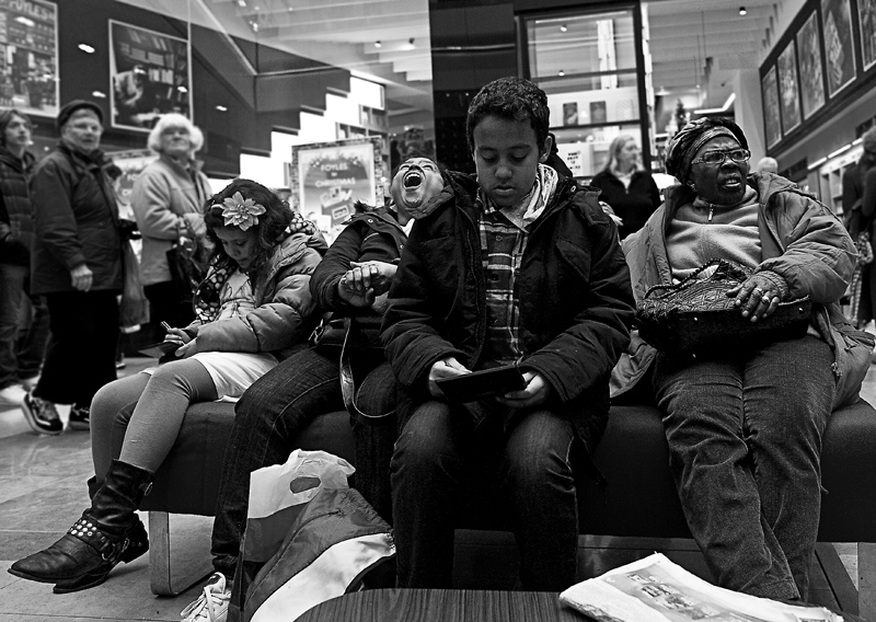 AL CENTRO COMMERCIALE / AT A SHOPPING MALL