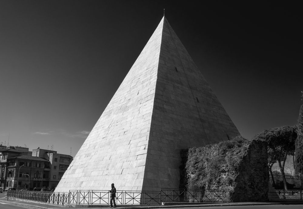 Al centro della Piramide