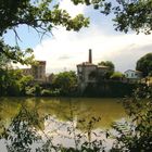 Al di là del fiume, tra gli alberi.