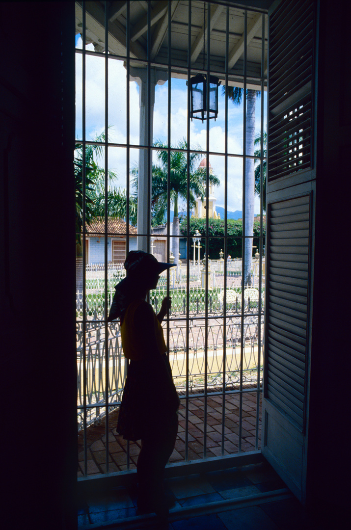 Al di la delle grate. (Trinidad - Cuba 1987)