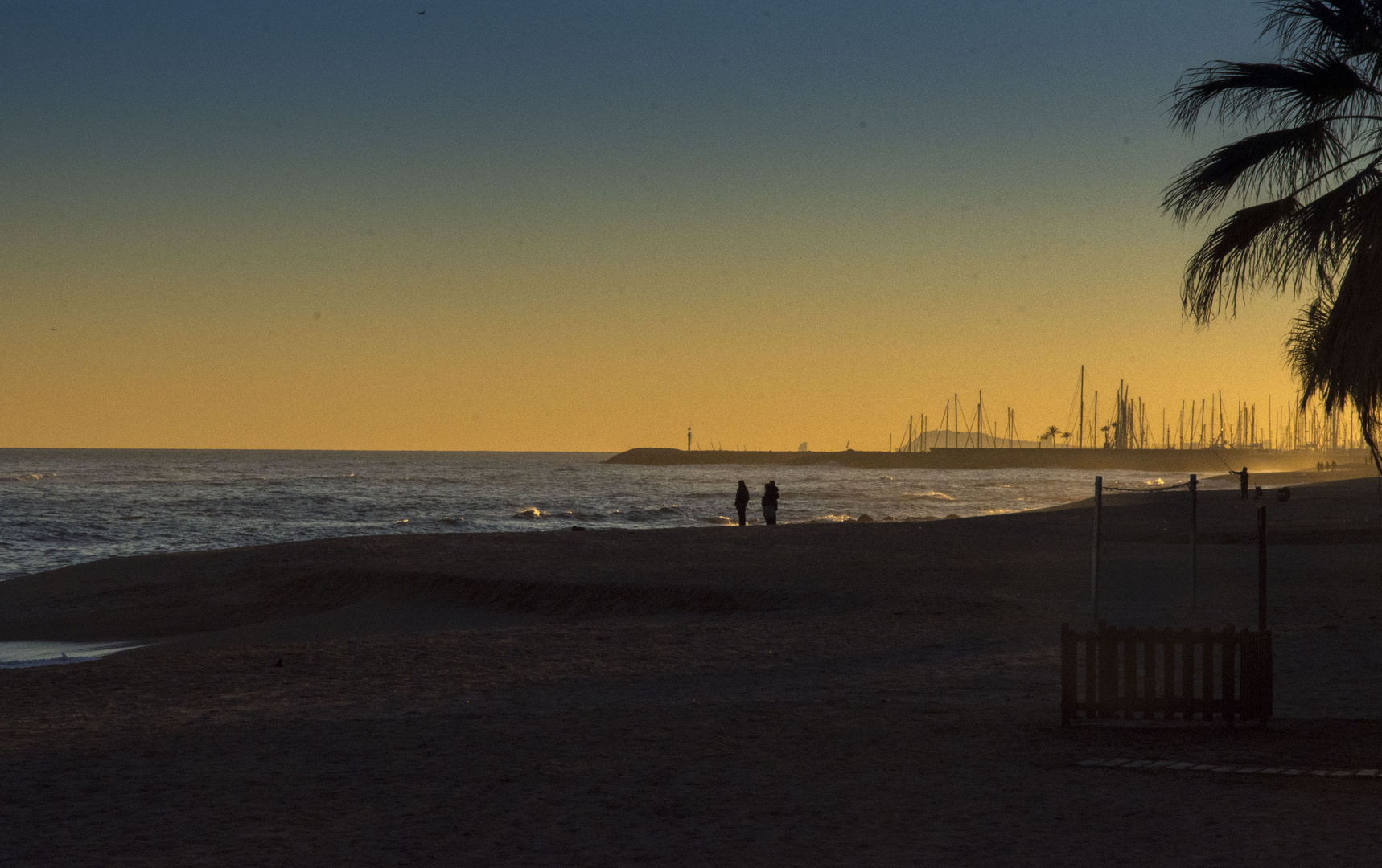 Al fondo, detràs de los palos de los barcos, Barcelona