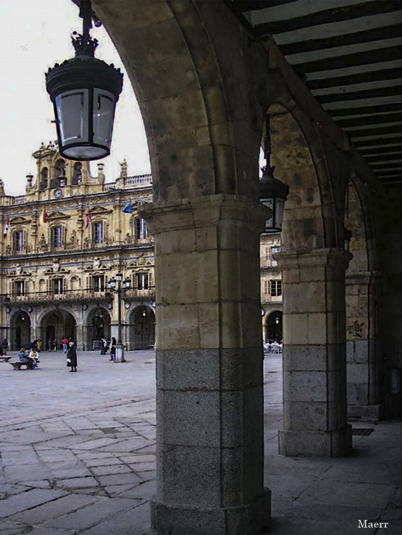 Al fondo, El Ayuntamiento de Salamanca