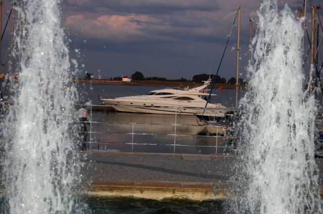 Al fondo el barco