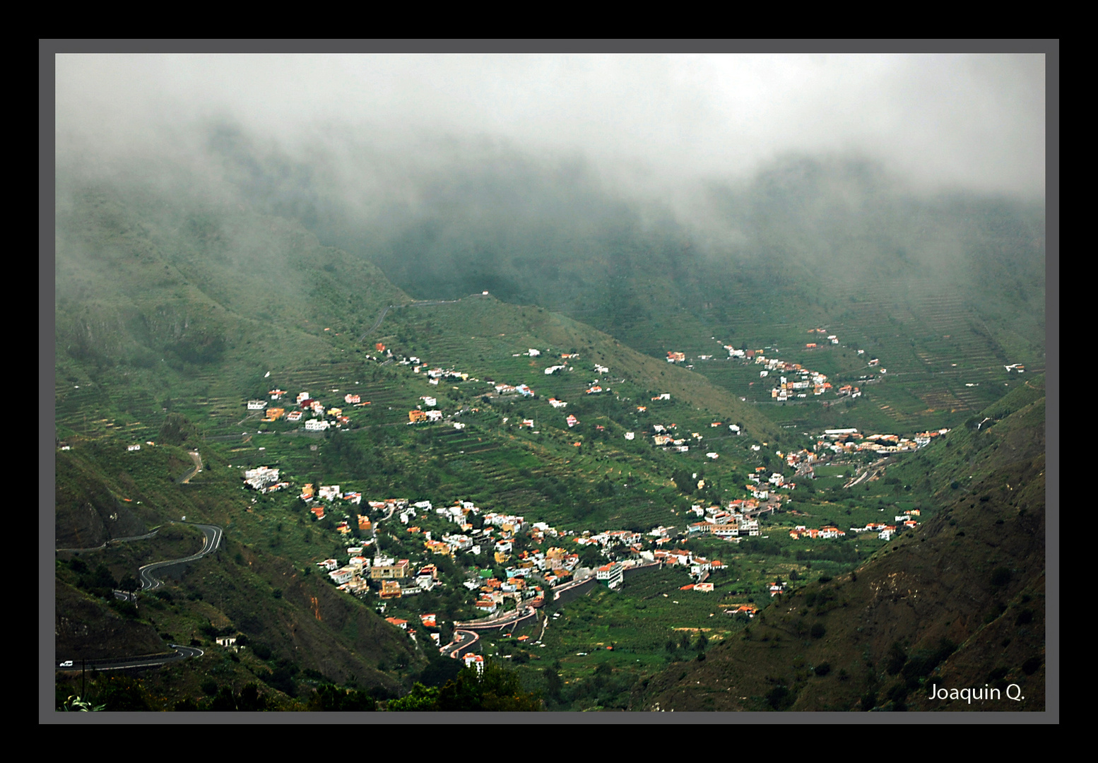 Al fondo y bajo las nubes