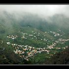 Al fondo y bajo las nubes